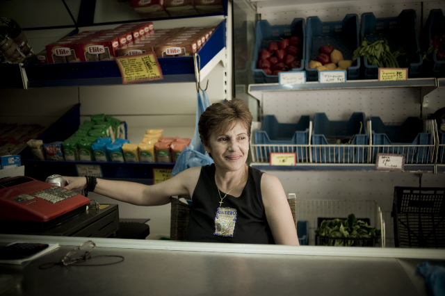 Maria Palasé, una pequeña tienda de comestibles de Plaka